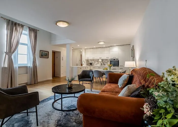 Butas Domillion 3bdr Huge Town Hall Luxury Ac D3948