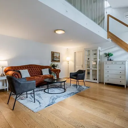 Domillion 3bdr Huge Town Hall Luxury Ac D3948